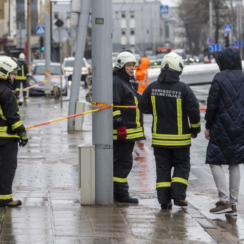 Sostinės Kauno gatvėje nukrito kranas  © I. Gelūno / BNS nuotr.