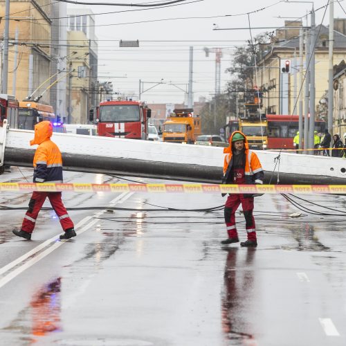 Sostinės Kauno gatvėje nukrito kranas  © I. Gelūno / BNS nuotr.