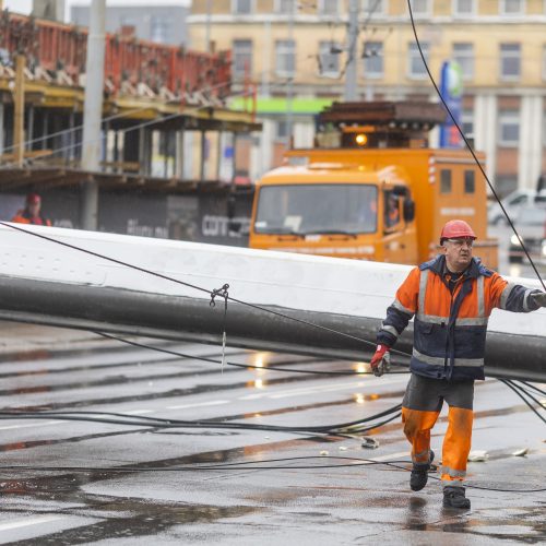 Sostinės Kauno gatvėje nukrito kranas  © I. Gelūno / BNS nuotr.