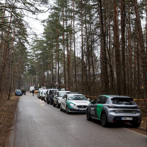 Prie L. Volkovo namų dirba policijos pareigūnai  © P. Peleckio / BNS nuotr.