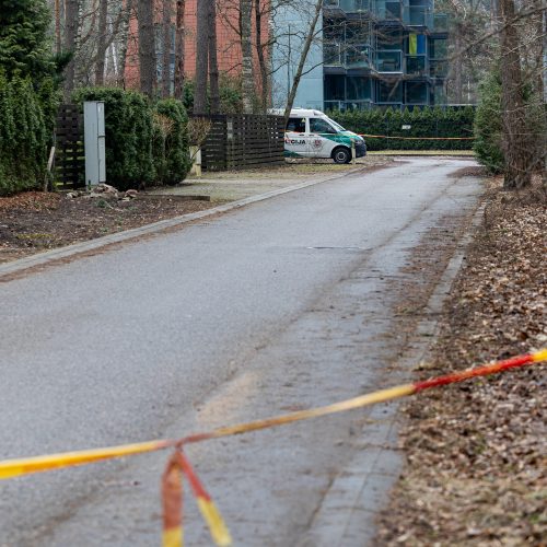 Prie L. Volkovo namų dirba policijos pareigūnai  © P. Peleckio / BNS nuotr.