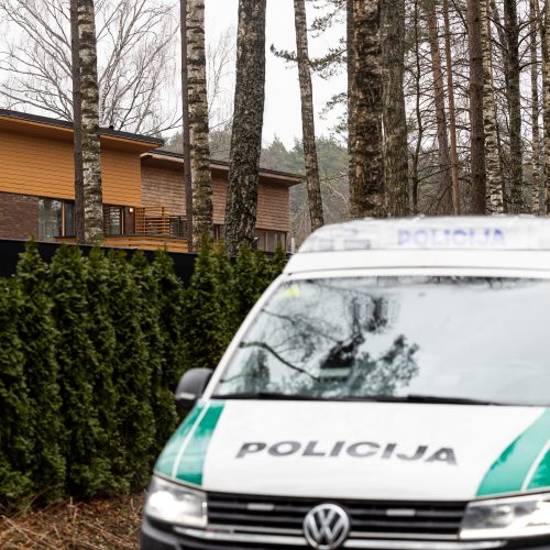 Prie L. Volkovo namų dirba policijos pareigūnai  © P. Peleckio / BNS nuotr.