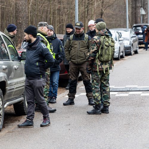 Prie L. Volkovo namų dirba policijos pareigūnai  © P. Peleckio / BNS nuotr.