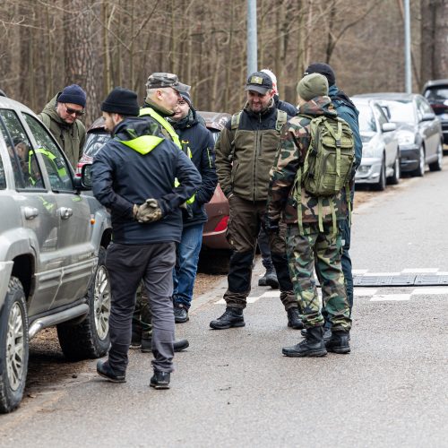 Prie L. Volkovo namų dirba policijos pareigūnai  © P. Peleckio / BNS nuotr.