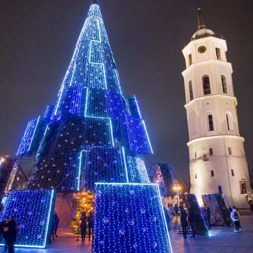 Vilniaus siurrealistinė Kalėdų eglė neatsigina dėmesio ir po įžiebimo  © Butauto Barausko nuotr.