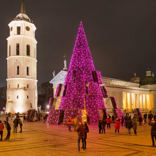 Vilniaus siurrealistinė Kalėdų eglė neatsigina dėmesio ir po įžiebimo  © Butauto Barausko nuotr.