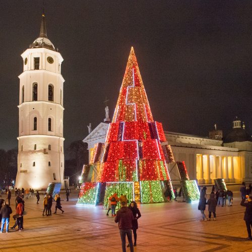 Vilniaus siurrealistinė Kalėdų eglė neatsigina dėmesio ir po įžiebimo  © Butauto Barausko nuotr.