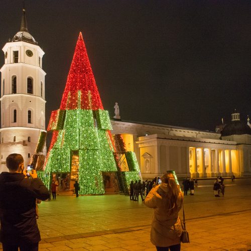 Vilniaus siurrealistinė Kalėdų eglė neatsigina dėmesio ir po įžiebimo  © Butauto Barausko nuotr.