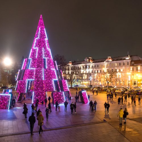 Vilniaus siurrealistinė Kalėdų eglė neatsigina dėmesio ir po įžiebimo  © Butauto Barausko nuotr.