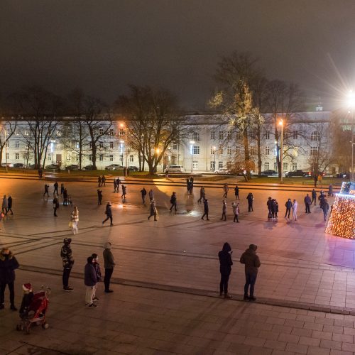 Vilniaus siurrealistinė Kalėdų eglė neatsigina dėmesio ir po įžiebimo  © Butauto Barausko nuotr.