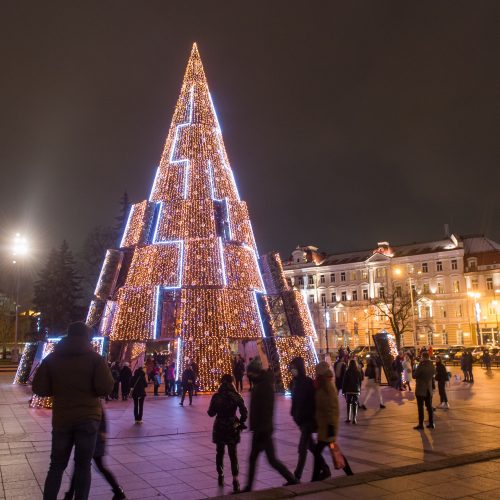 Vilniaus siurrealistinė Kalėdų eglė neatsigina dėmesio ir po įžiebimo  © Butauto Barausko nuotr.