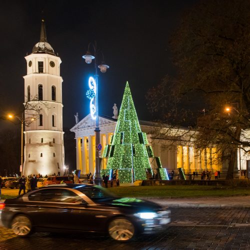 Vilniaus siurrealistinė Kalėdų eglė neatsigina dėmesio ir po įžiebimo  © Butauto Barausko nuotr.