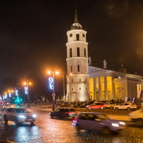 Vilniaus siurrealistinė Kalėdų eglė neatsigina dėmesio ir po įžiebimo  © Butauto Barausko nuotr.