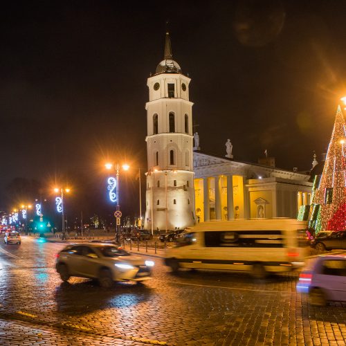 Vilniaus siurrealistinė Kalėdų eglė neatsigina dėmesio ir po įžiebimo  © Butauto Barausko nuotr.