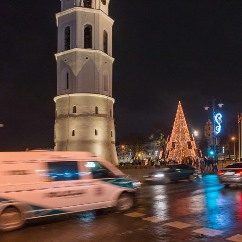 Vilniaus siurrealistinė Kalėdų eglė neatsigina dėmesio ir po įžiebimo  © Butauto Barausko nuotr.