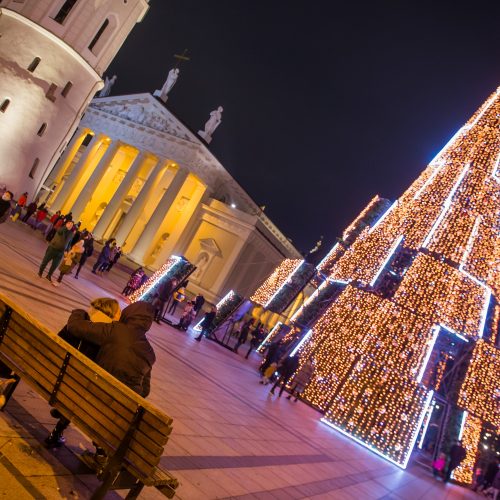 Vilniaus siurrealistinė Kalėdų eglė neatsigina dėmesio ir po įžiebimo  © Butauto Barausko nuotr.