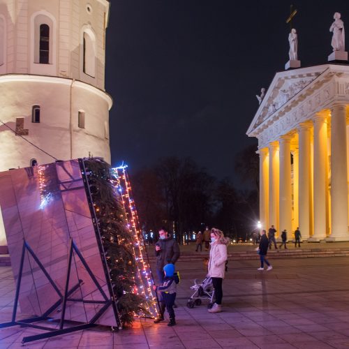 Vilniaus siurrealistinė Kalėdų eglė neatsigina dėmesio ir po įžiebimo  © Butauto Barausko nuotr.