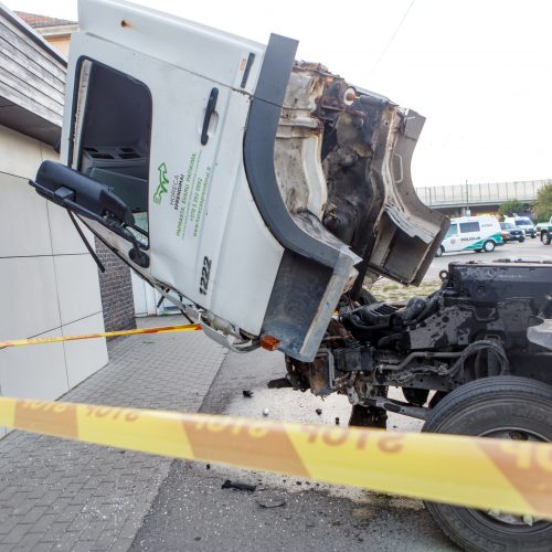 Mikroautobuso ir krovininio automobilio avarija Kaune