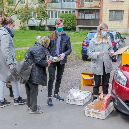 Samariečiai dalijo nemokamą košę skurstantiems  © Evaldo Šemioto nuotr.