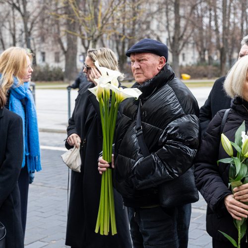 Atsisveikinimas su režisieriumi R. Tuminu  © P. Paleckio/BNS nuotr.