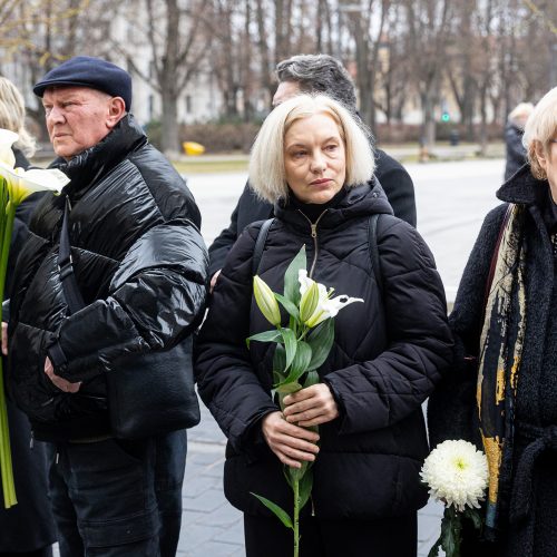 Atsisveikinimas su režisieriumi R. Tuminu  © P. Paleckio/BNS nuotr.