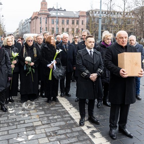 Atsisveikinimas su režisieriumi R. Tuminu  © P. Paleckio/BNS nuotr.