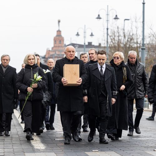 Atsisveikinimas su režisieriumi R. Tuminu  © P. Paleckio/BNS nuotr.