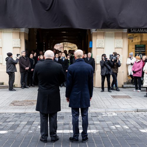 Atsisveikinimas su režisieriumi R. Tuminu  © P. Paleckio/BNS nuotr.