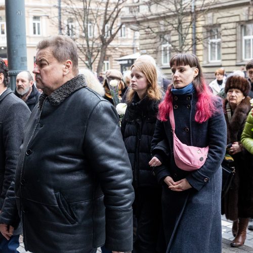 Atsisveikinimas su režisieriumi R. Tuminu  © P. Paleckio/BNS nuotr.