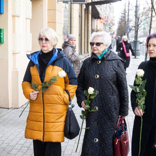 Atsisveikinimas su režisieriumi R. Tuminu  © P. Paleckio/BNS nuotr.