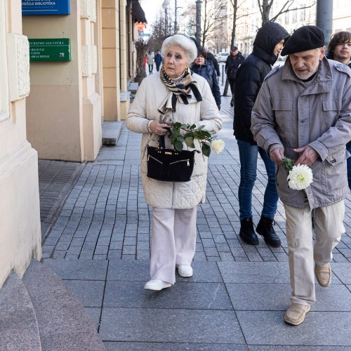 Atsisveikinimas su režisieriumi R. Tuminu  © P. Paleckio/BNS nuotr.