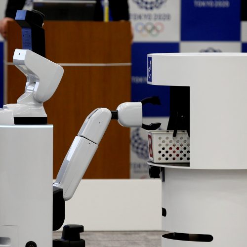 Tokijas pristatė robotus 2020-ųjų olimpiadai  © Scanpix nuotr.