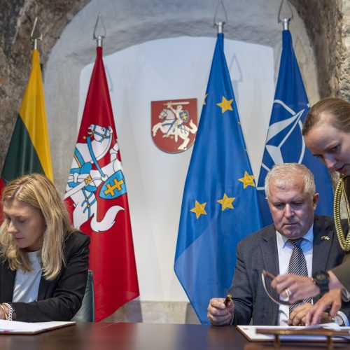 KAM pasirašė sutartį dėl dronų kamikadzių įsigijimo Ukrainai   © I. Gelūno / BNS nuotr.