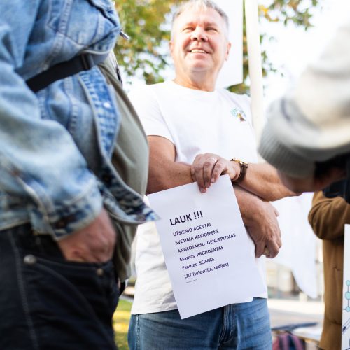 Protestas „Stabdykime gyvenimo įgūdžių ugdymo programą: NE ideologijai švietime!“  © S. Lisausko / BNS nuotr.