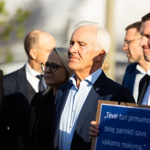 Protestas „Stabdykime gyvenimo įgūdžių ugdymo programą: NE ideologijai švietime!“  © S. Lisausko / BNS nuotr.
