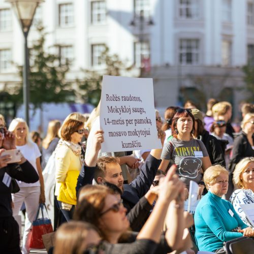 Prie Vyriausybės prasideda mokytojų streikas  © S. Lisausko / BNS nuotr.