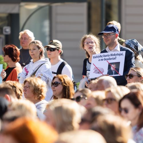 Prie Vyriausybės prasideda mokytojų streikas  © S. Lisausko / BNS nuotr.