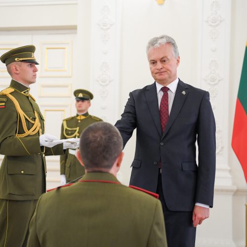 R. Baltrėnui ir M. Steponavičiui užsegti generolų antpečiai  © R. Dačkaus / Prezidento kanceliarijos nuotr.