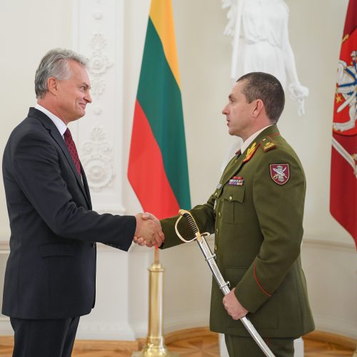 R. Baltrėnui ir M. Steponavičiui užsegti generolų antpečiai  © R. Dačkaus / Prezidento kanceliarijos nuotr.