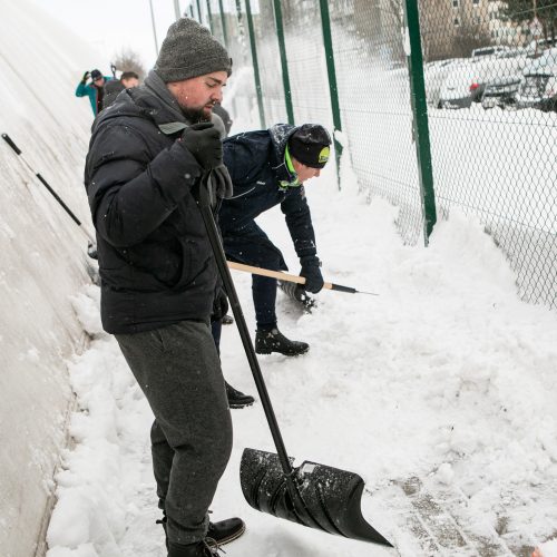 Sniego kasimo talka aplink Pilaitės maniežą  © Pauliaus Peleckio / BNS nuotr.