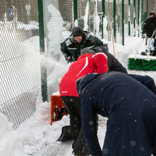 Sniego kasimo talka aplink Pilaitės maniežą  © Pauliaus Peleckio / BNS nuotr.