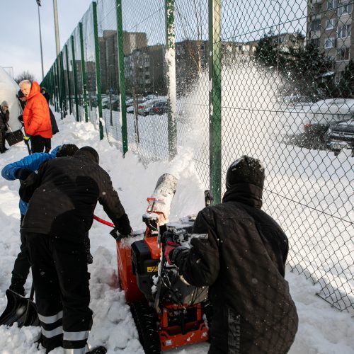 Sniego kasimo talka aplink Pilaitės maniežą  © Pauliaus Peleckio / BNS nuotr.