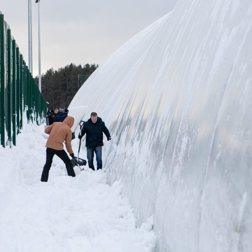 Sniego kasimo talka aplink Pilaitės maniežą  © Pauliaus Peleckio / BNS nuotr.