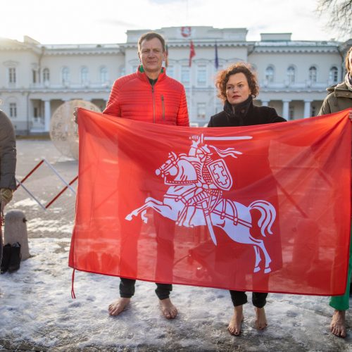 Prie Prezidentūros stovėjo „Basi tėčiai“  © I. Gelūno / „BNS Foto“ nuotr.