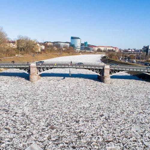 Neryje, ties Žvėrynu, susiformavo ledų sangrūdos  © I. Gelūno / Fotobanko nuotr.