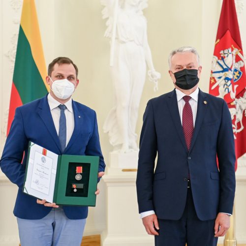Prezidentas įteikė valstybinius apdovanojimus tėvams ir globėjams  © R. Dačkaus / Prezidentūros nuotr.