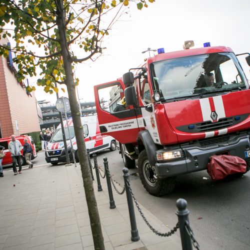 Dėl dūmų iš Kauno „Akropolio“ evakuoti žmonės  © Vilmanto Raupelio nuotr.