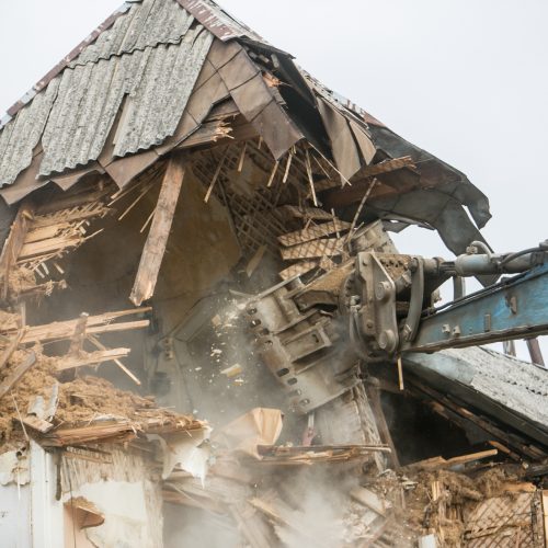 Žaliakalnyje toliau įžūliai naikinamas paveldo namas  © Vilmanto Raupelio nuotr.