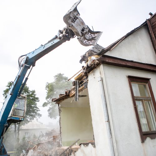 Žaliakalnyje toliau įžūliai naikinamas paveldo namas  © Vilmanto Raupelio nuotr.