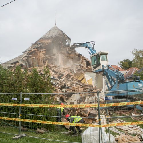 Žaliakalnyje toliau įžūliai naikinamas paveldo namas  © Vilmanto Raupelio nuotr.